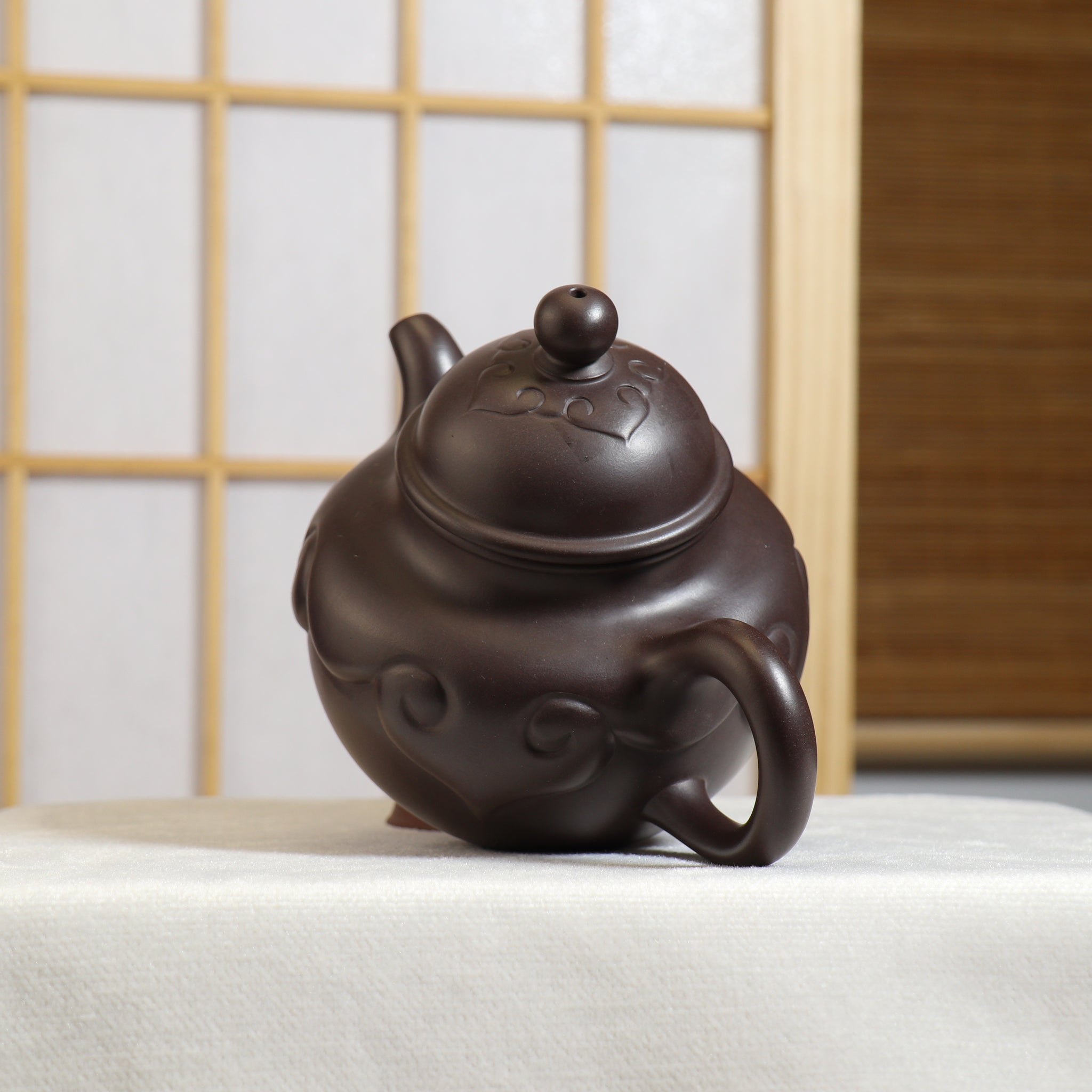 【如意掇球】紫泥貼花如意紫砂茶壺