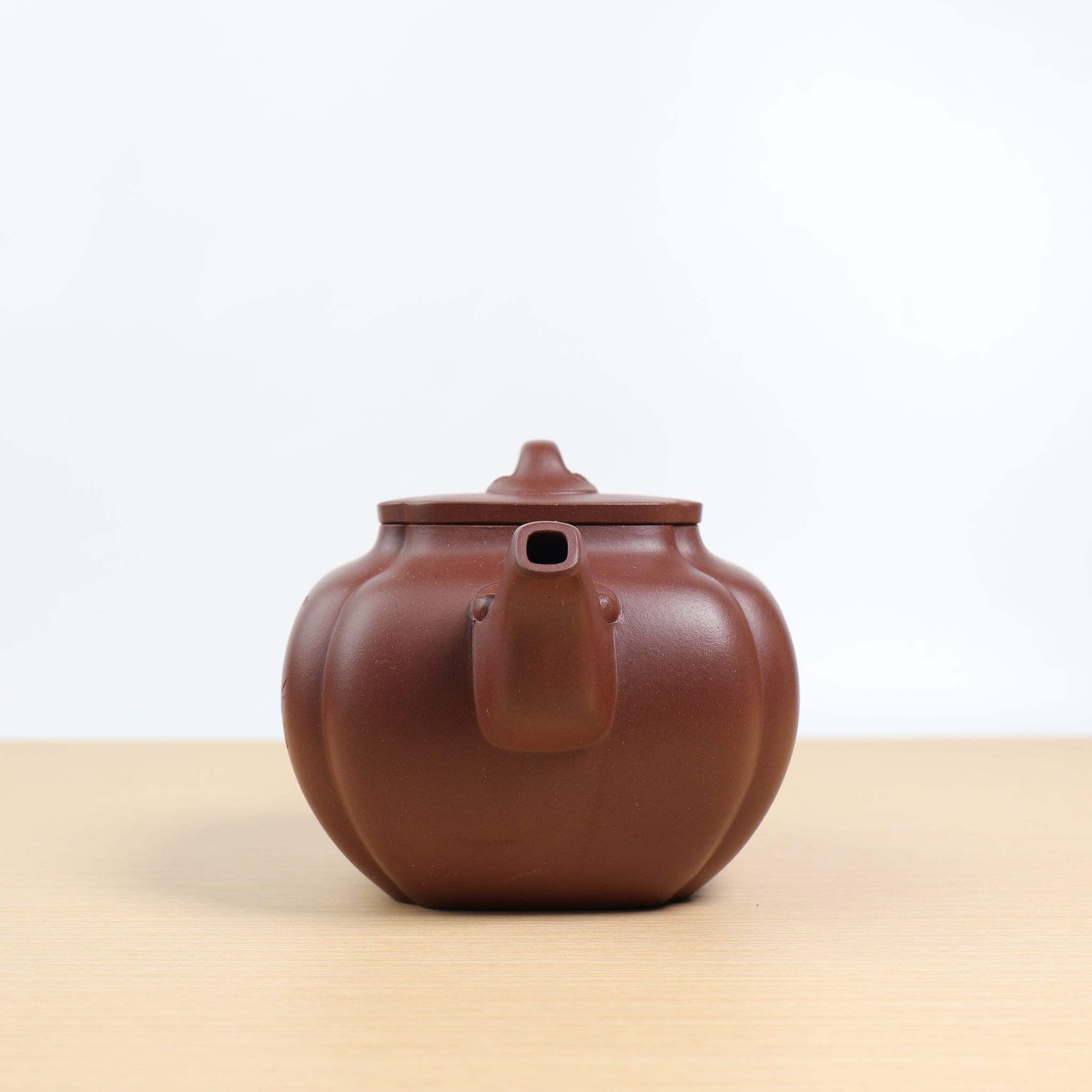 [Xiangyun Sifang] Purple clay teapot with original ore bottom trough and green mountain carvings