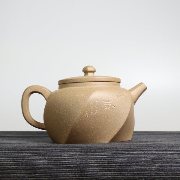 （已售出）【旋風】原礦段泥刻畫紫砂茶壺