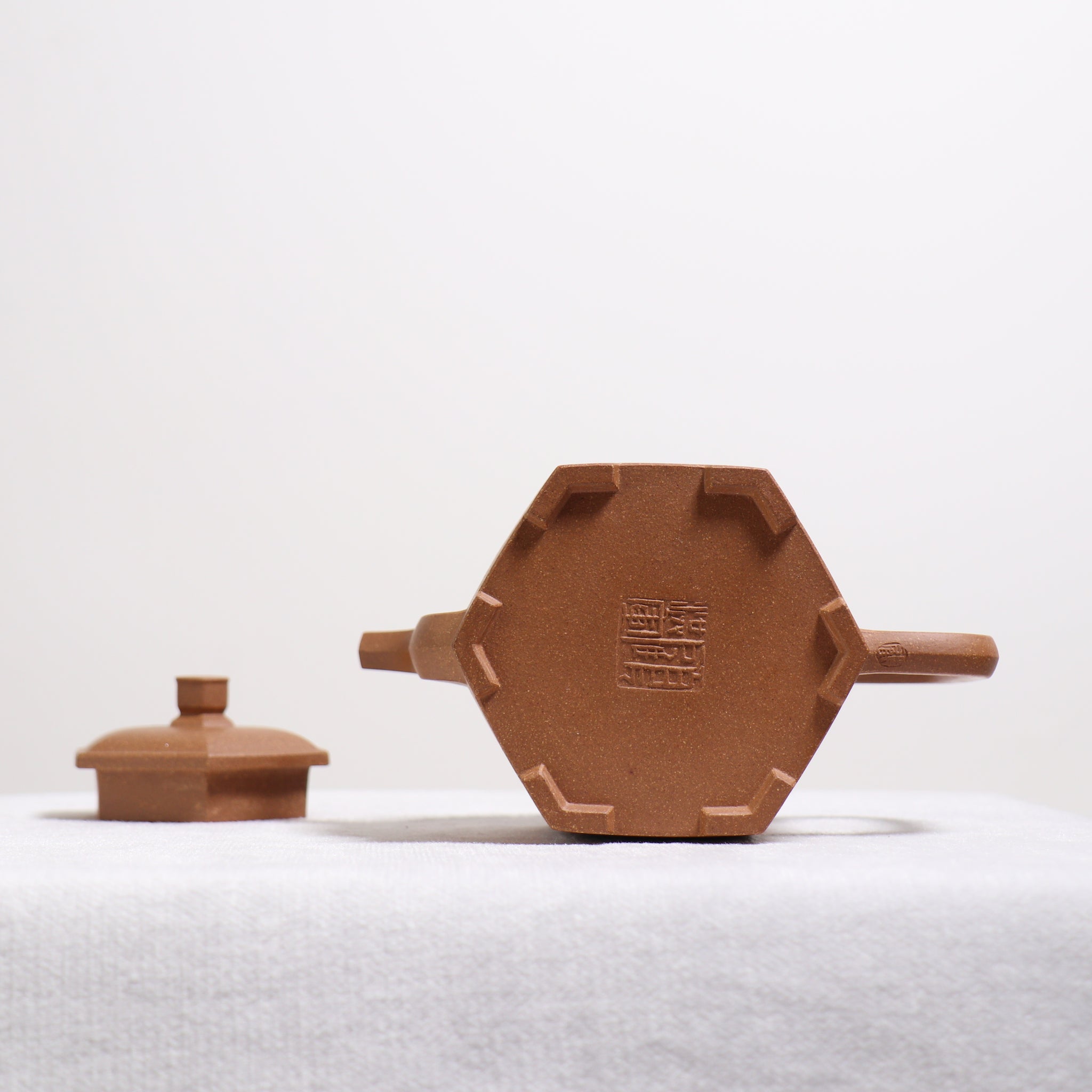 【Six Directions Tianzhu】Purple clay teapot carved with crab roe segment mud