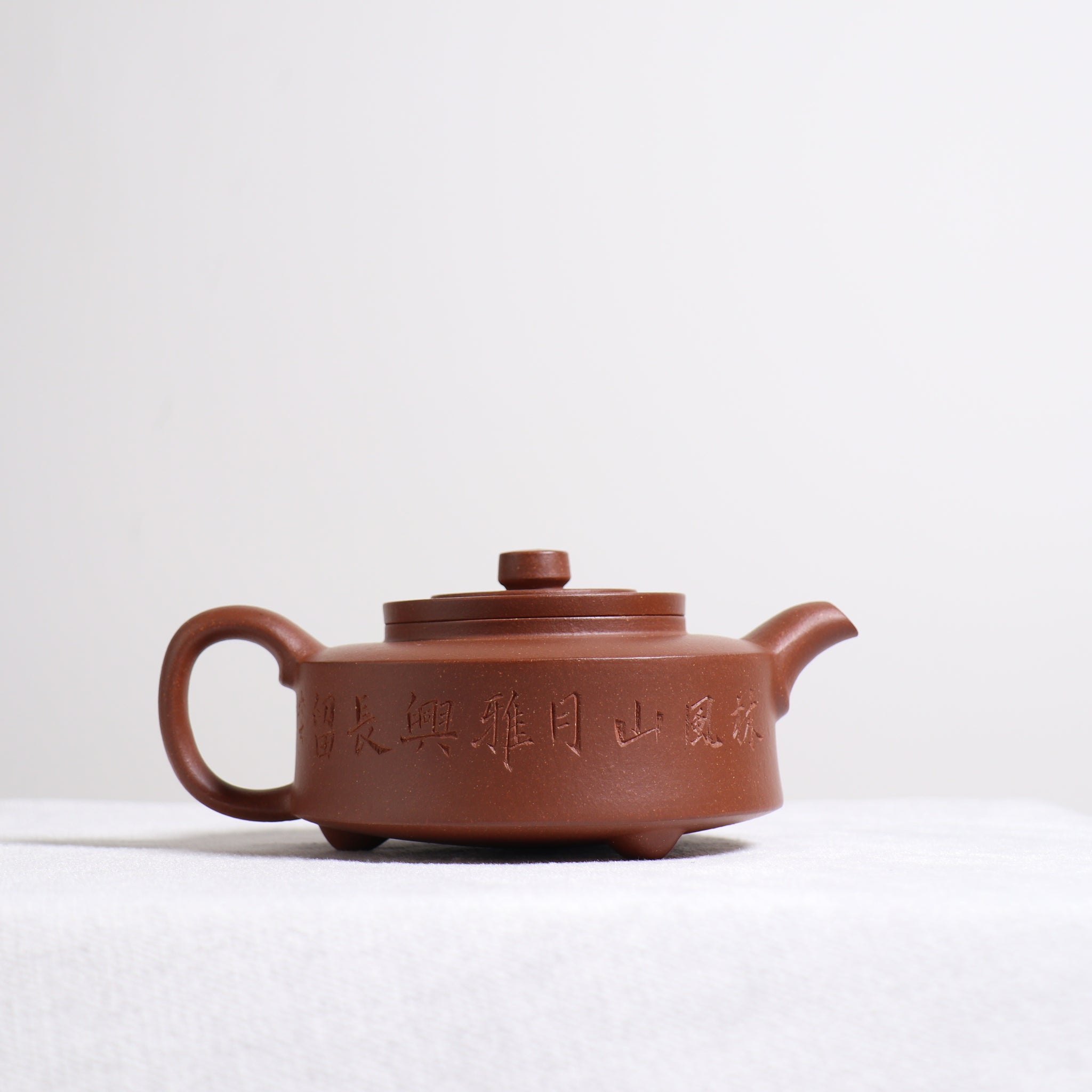 [Three-legged circumferential disk] Downhill mud calligraphy purple clay teapot