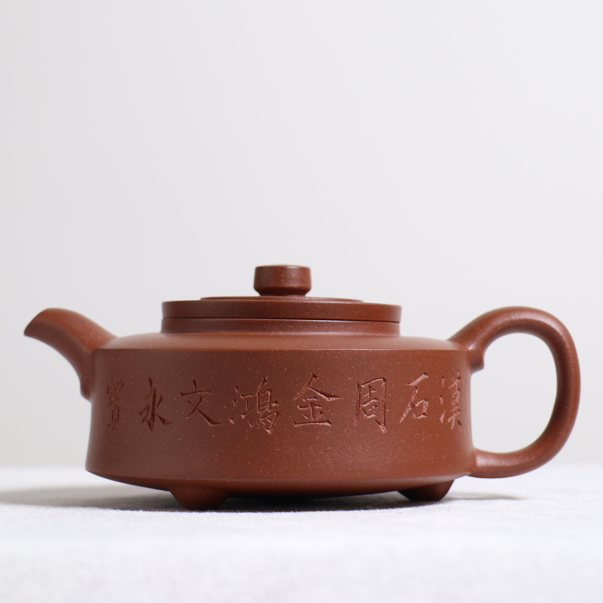 [Three-legged circumferential disk] Downhill mud calligraphy purple clay teapot