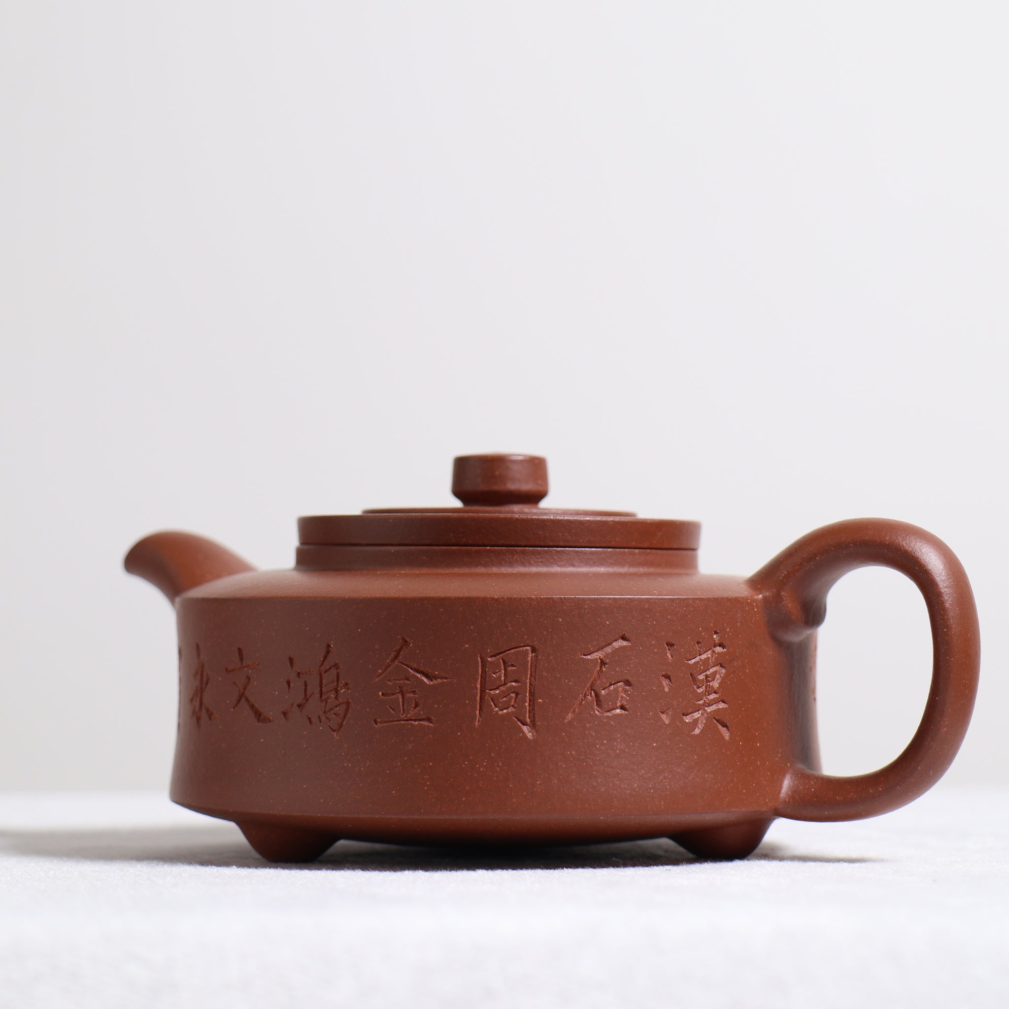 [Three-legged circumferential disk] Downhill mud calligraphy purple clay teapot