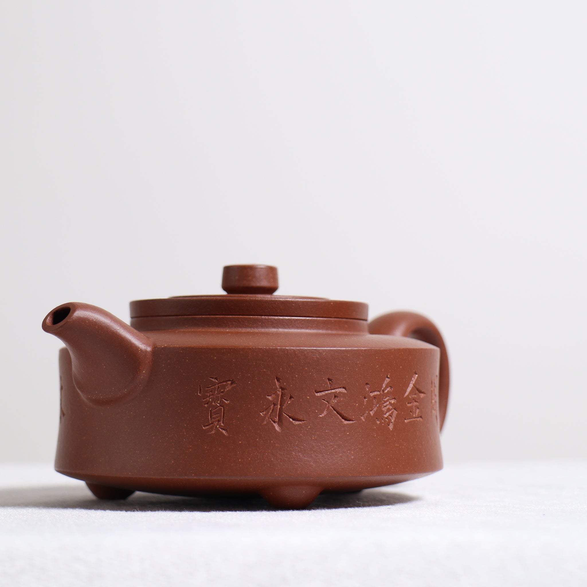 [Three-legged circumferential disk] Downhill mud calligraphy purple clay teapot