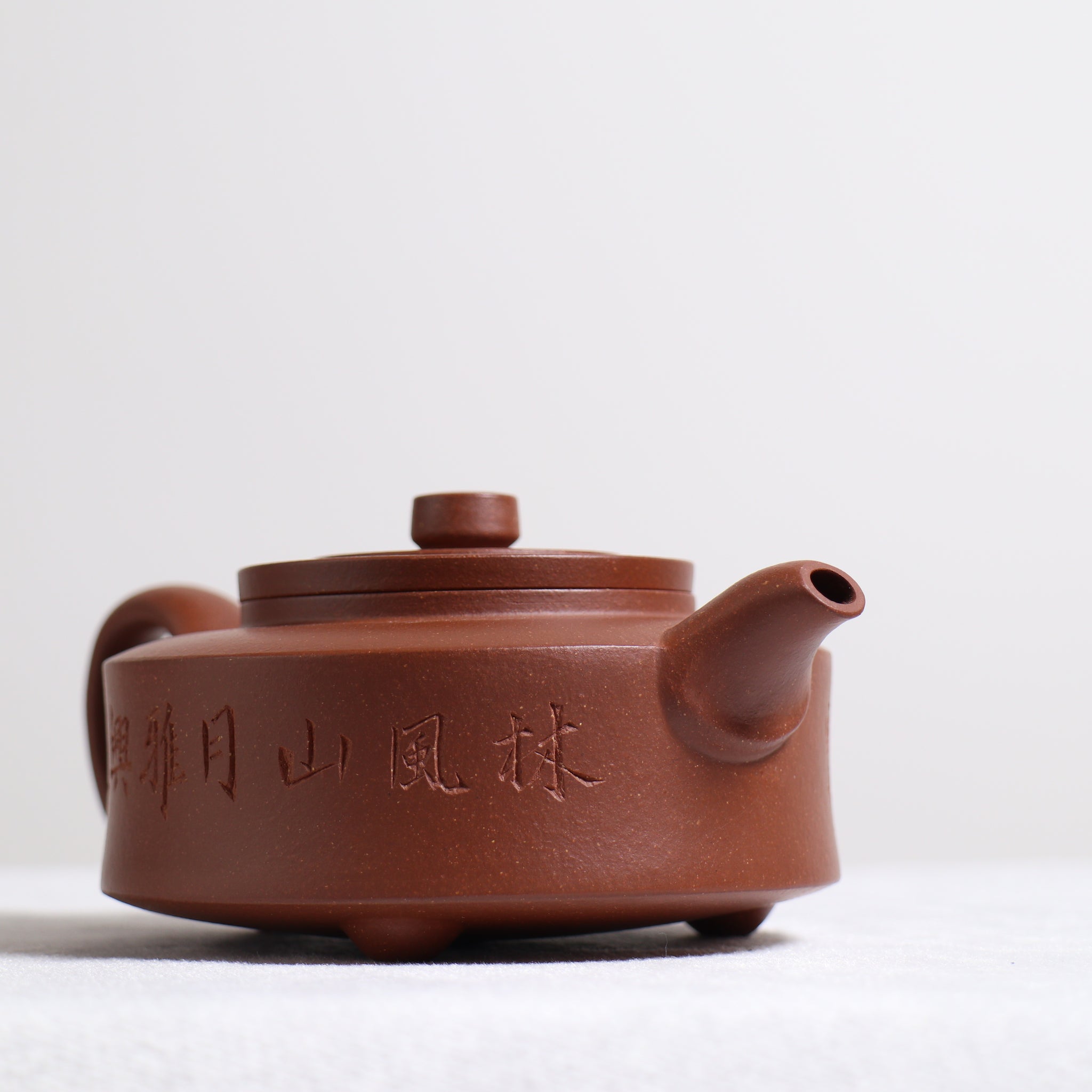 [Three-legged circumferential disk] Downhill mud calligraphy purple clay teapot