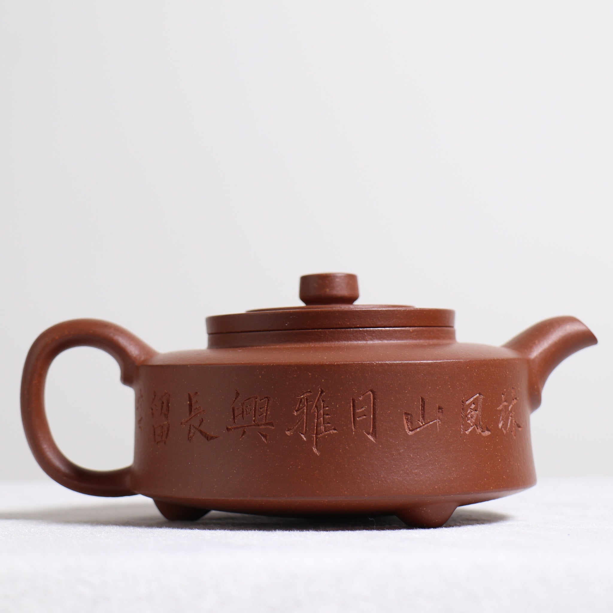 [Three-legged circumferential disk] Downhill mud calligraphy purple clay teapot