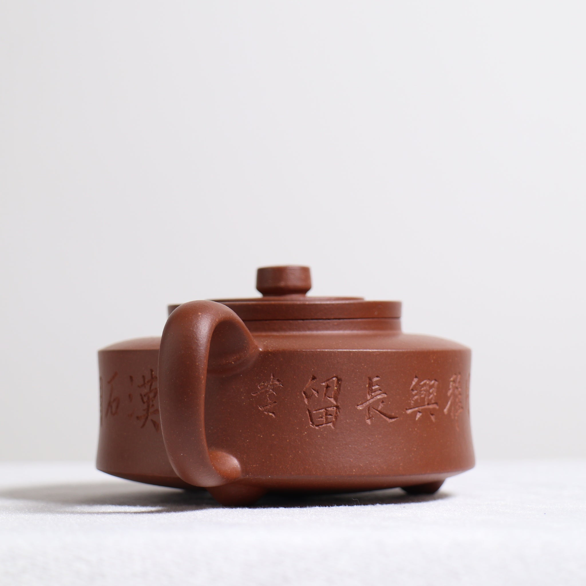 [Three-legged circumferential disk] Downhill mud calligraphy purple clay teapot