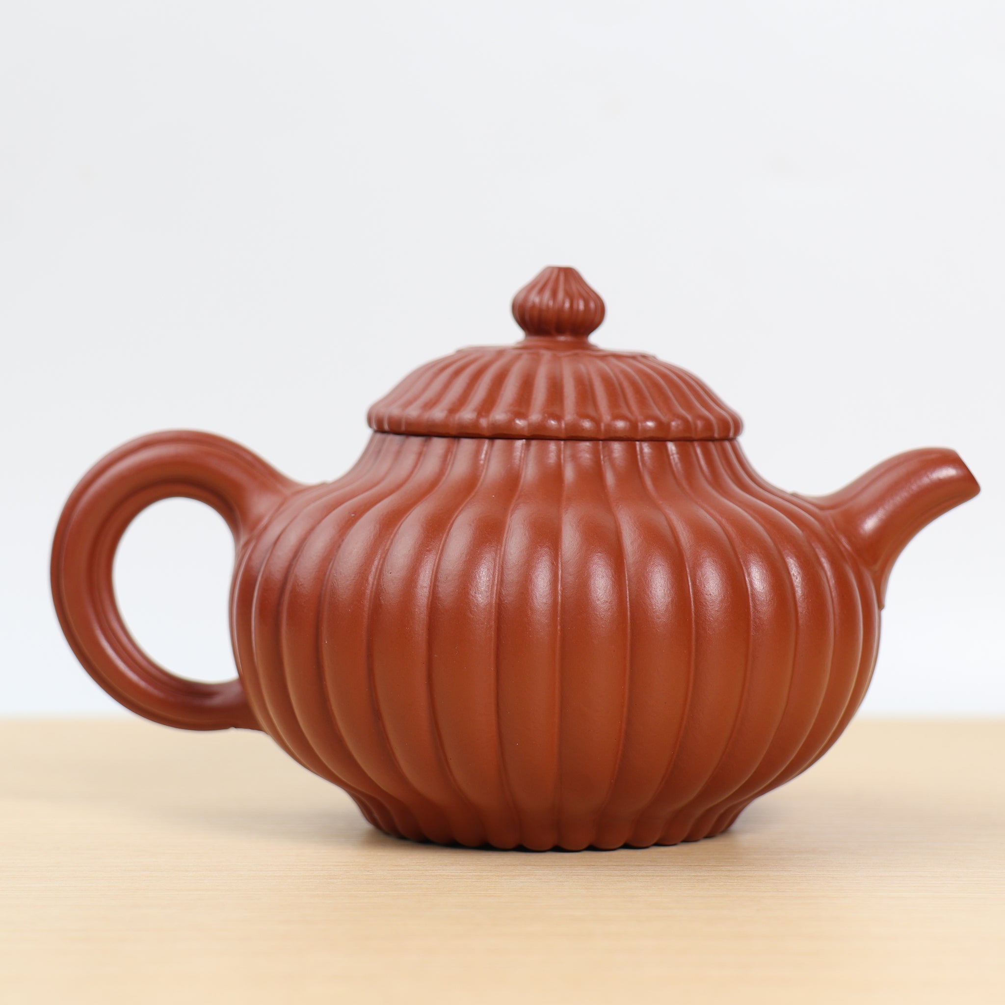 [Small size chrysanthemum rib pattern] Fully handmade raw mineral Zhaozhuang Zhuni 32-petal purple sand teapot with rib pattern