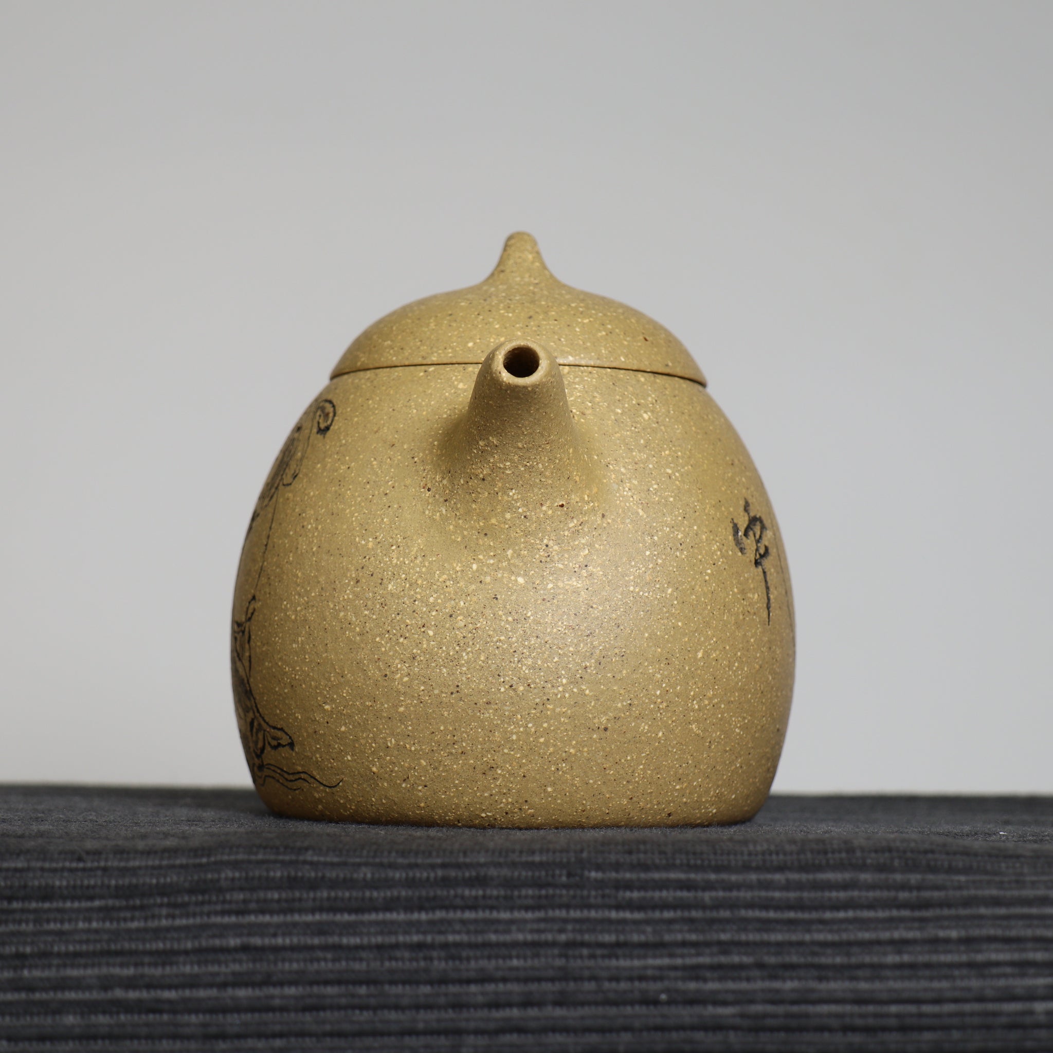 [Qin Quan] Fully handmade purple sand teapot with yellow section clay and universe picture