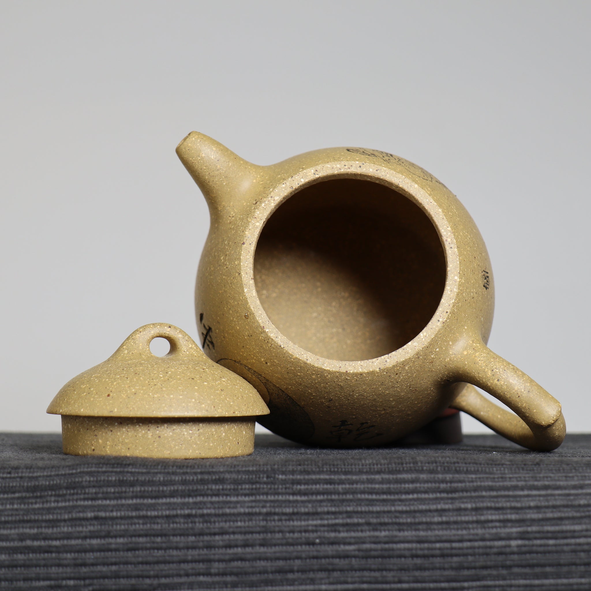 [Qin Quan] Fully handmade purple sand teapot with yellow section clay and universe picture