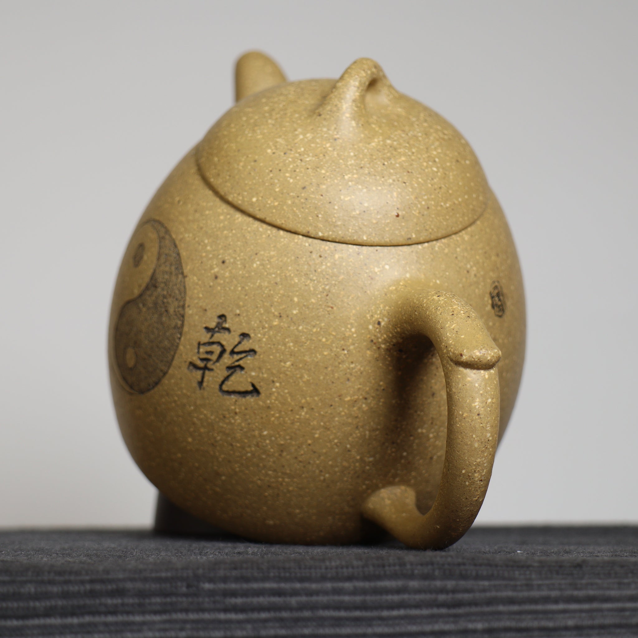 [Qin Quan] Fully handmade purple sand teapot with yellow section clay and universe picture