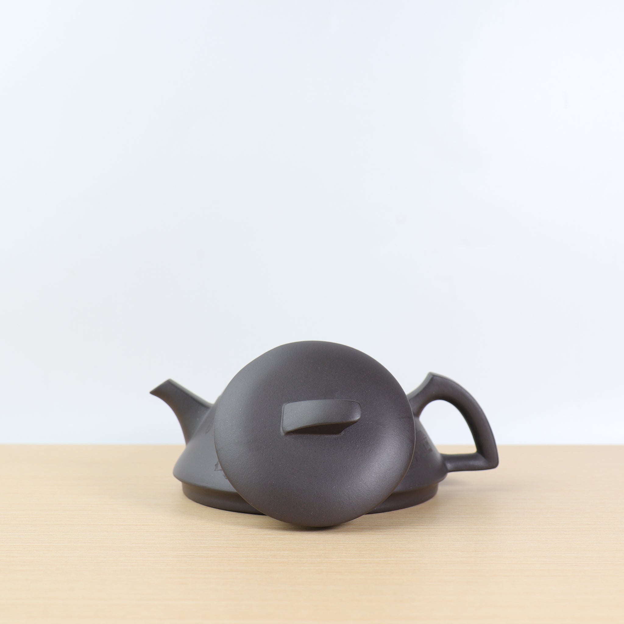 [Smooth sailing] Stone yellow carved purple sand teapot